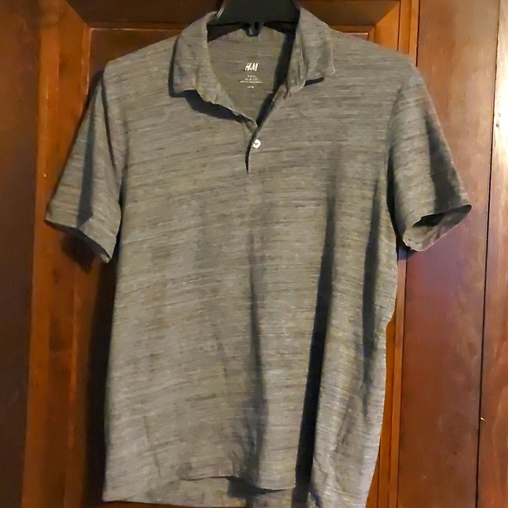Like new, barely worn Heather Grey H&M short sleeve, fitted polo Sz Med